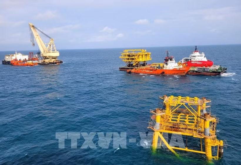 天鹰01号和头顿1号补给船将VSP05号船牵引到黄沙浮吊的位置 图自越通社