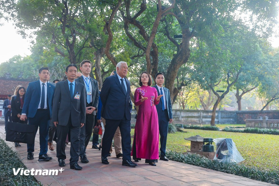 这是继2012年时任欧洲理事会主席赫尔曼·范龙佩访问之后，欧洲联盟（EU）最高层领导人第二次对越南进行正式访问。vietnamplus