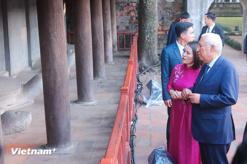 欧洲理事会主席安东尼奥·科斯塔在文庙听取进士碑相关信息。图自vietnamplus