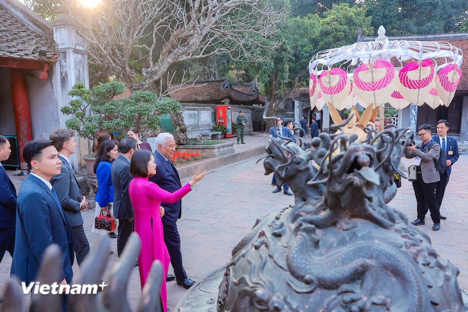 欧洲理事会主席安东尼奥·科斯塔参观文庙-国子监。图自vietnamplus