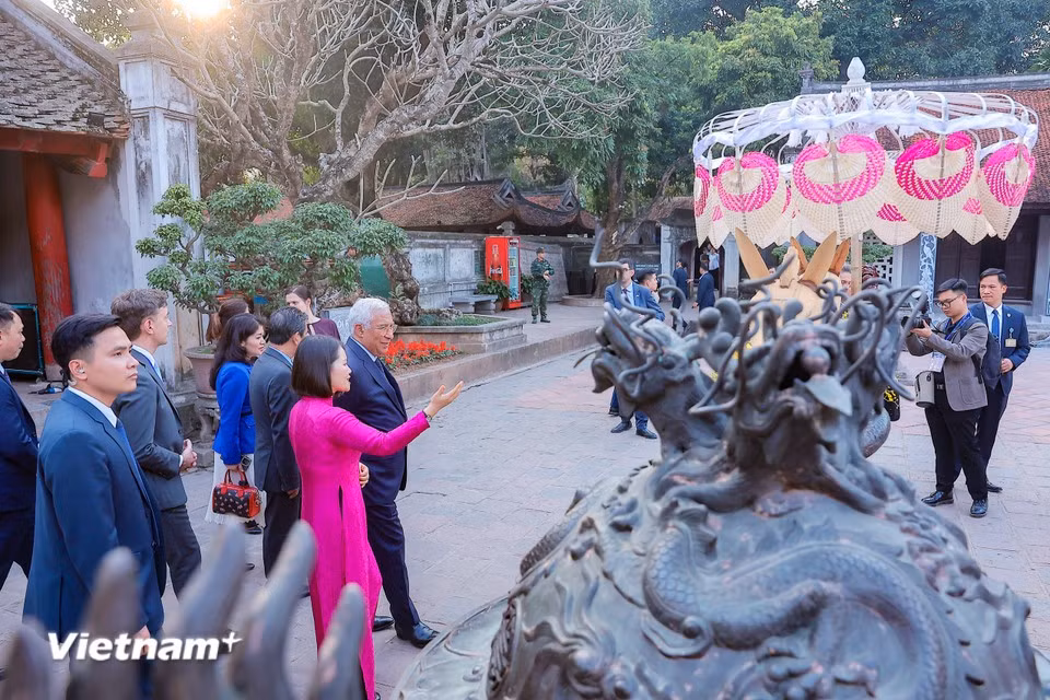 欧洲理事会主席安东尼奥·科斯塔参观文庙-国子监。图自vietnamplus