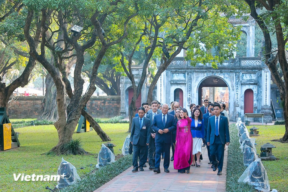 在会见越南国会主席陈青敏后，1月29日下午，安东尼奥·科斯塔参观了文庙-国子监。图自vietnamplus