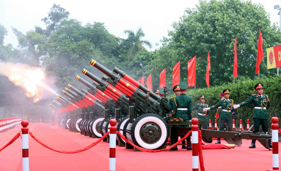 在欢迎仪式上，军乐队奏越俄两国国歌，鸣放21响礼炮，欢迎普京总统访问越南。图自越通社