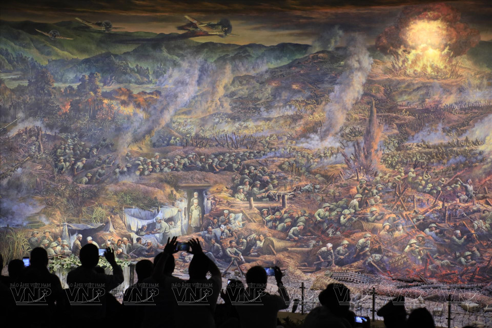 奠边府战役激烈战斗场面的全景画一角。图自越通社/《越南画报》