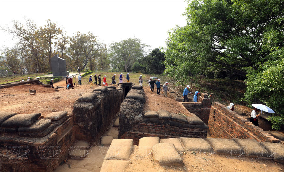 法军在A1山丘修建的非常坚固的堑壕和碉堡遗址。图自越通社/《越南画报》