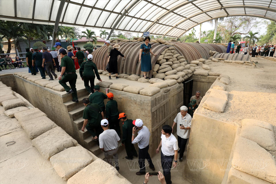 游客参观位于奠边府市芒清坊奠边府据点群中心的德·卡斯特里指挥所遗址。图自越通社/《越南画报》