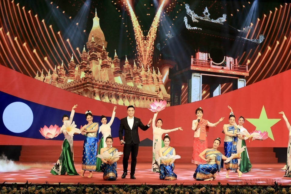 越老两国在越南首都河内隆重举行越老建交60周年暨越老友好合作条约签署45周年纪念典礼。图自越通社