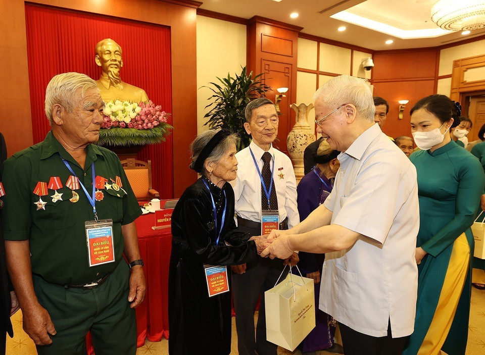 值此伤残军人与烈士日75周年（1947.7.27~~2022。7.27）之际，阮富仲总书记会见了全国革命有功者模范代表团。图自 越通社