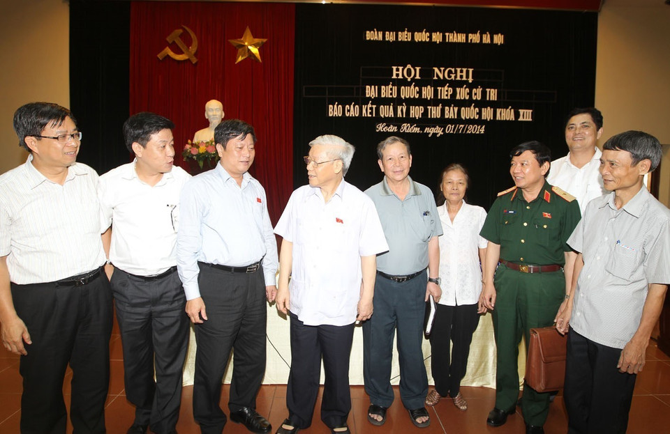 越共中央总书记阮富仲于2014年7月1日与还剑郡选民接触。图自 越通社