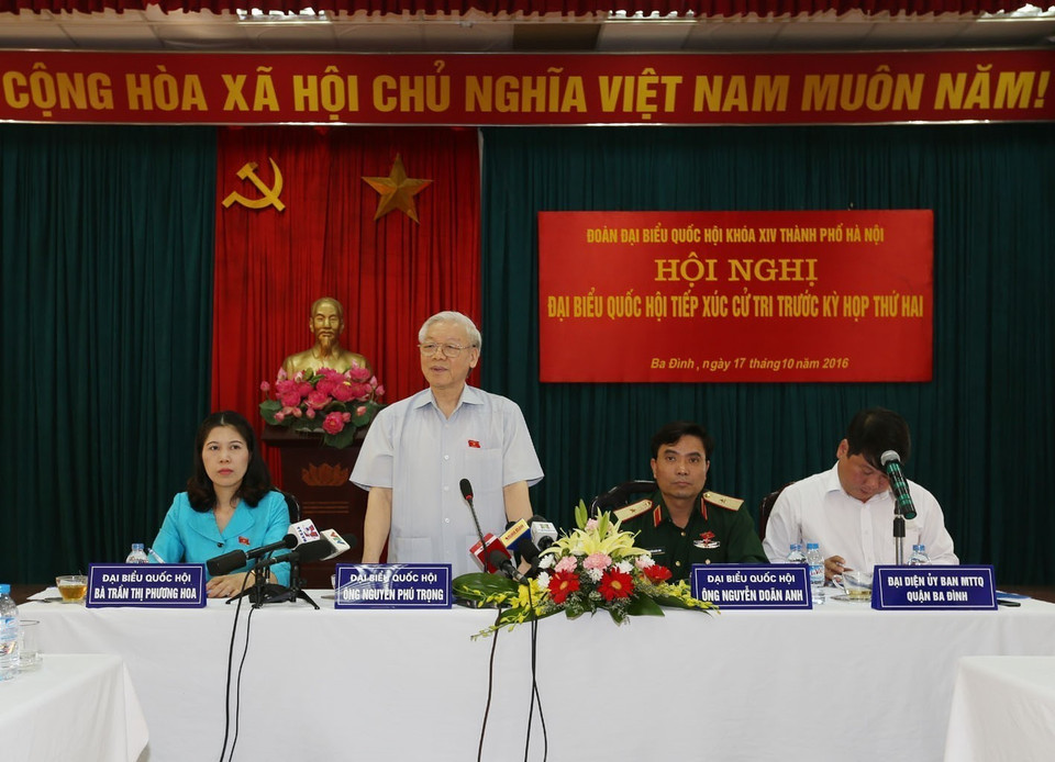 2010年6月28日，越南国会主席阮富仲会见河静省胡伯伯好孩子代表团。图自 越通社