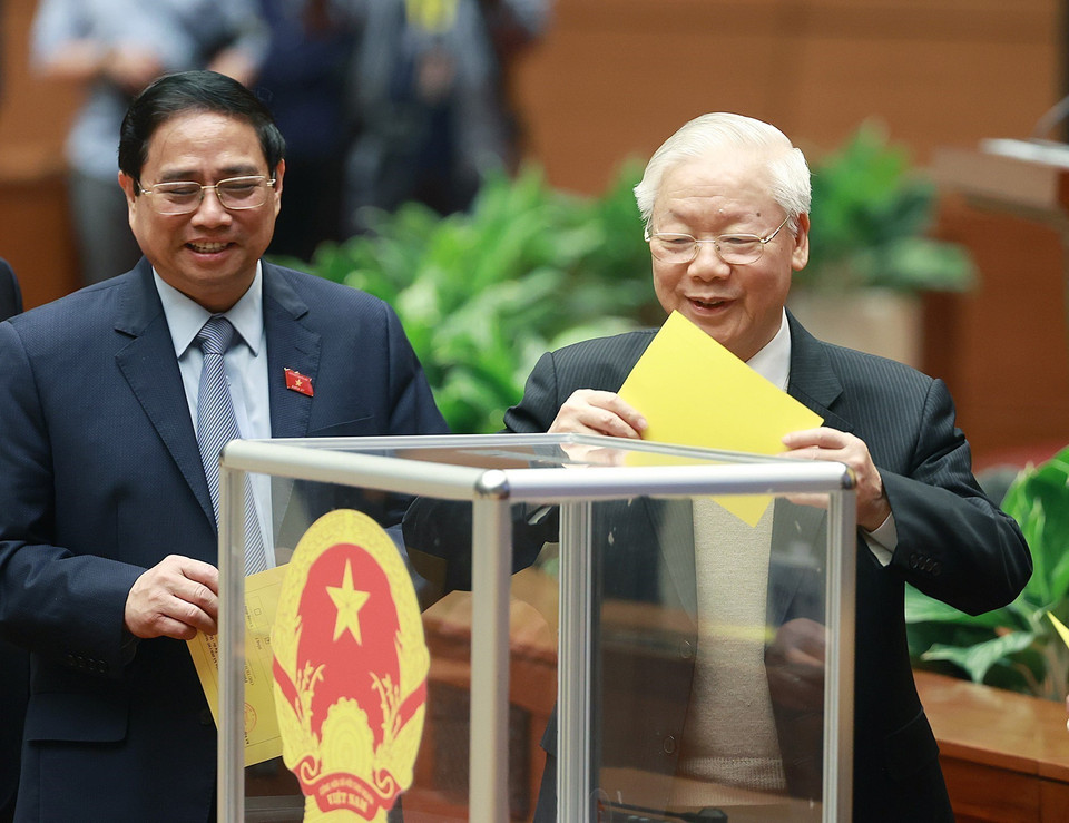 越共中央总书记阮富仲于2023年3月2日在第十五届国会第四次特别会议上对决定高级人事工作进行投票。图自越通社