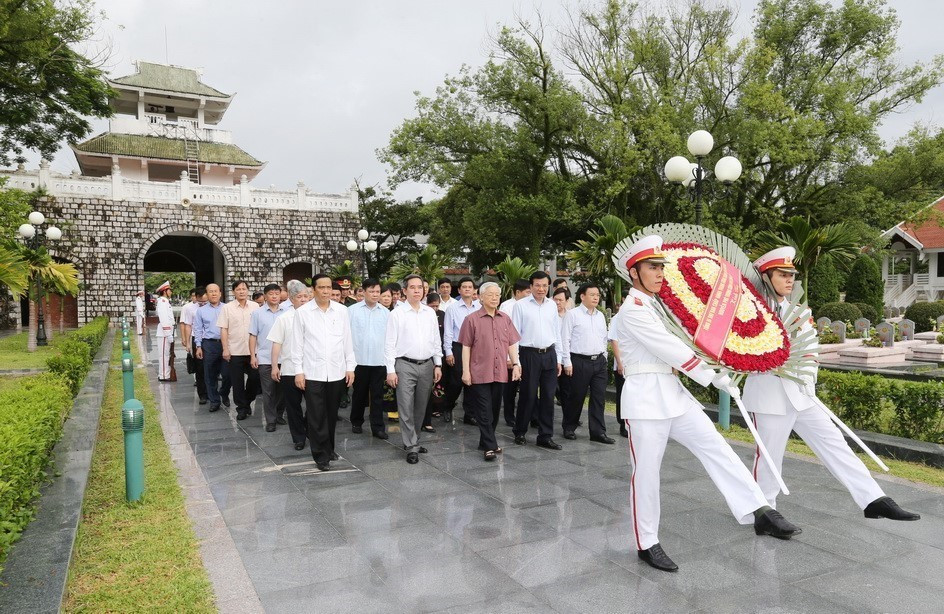 2016年7月16日，阮富仲总书记在奠边省奠边市烈士陵园敬献花圈。图自 越通社