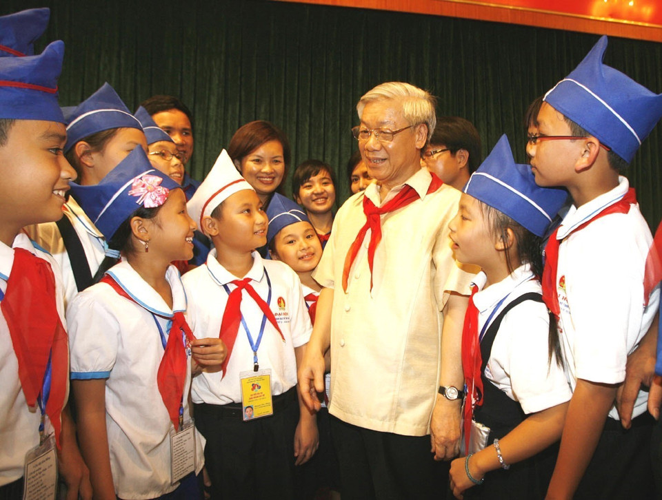 2010年6月28日，越南国会主席阮富仲会见河静省胡伯伯好孩子代表团。图自 越通社