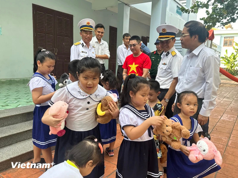 2024年赴长沙群岛工作的21号代表团领导向岛上儿童赠送慰问品。图自越通社