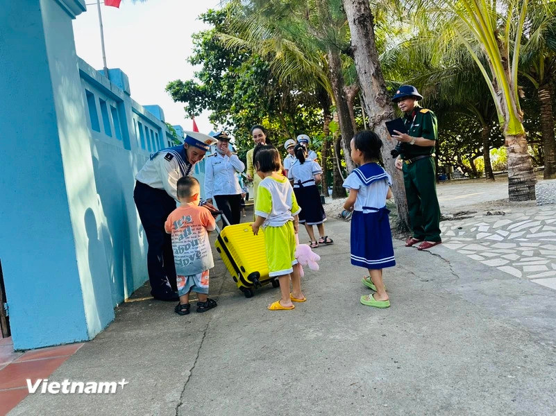 岛上儿童们高兴地接受慰问品。图自越通社