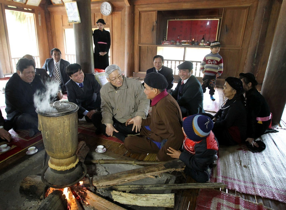 2011年1月28日，越南国会主席阮富仲莅临宣光省占化县金平乡探望慰问，并向越共第二届中央委员会全国代表大会的历史证人 – 黄文宝赠送春节礼品。图自越通社