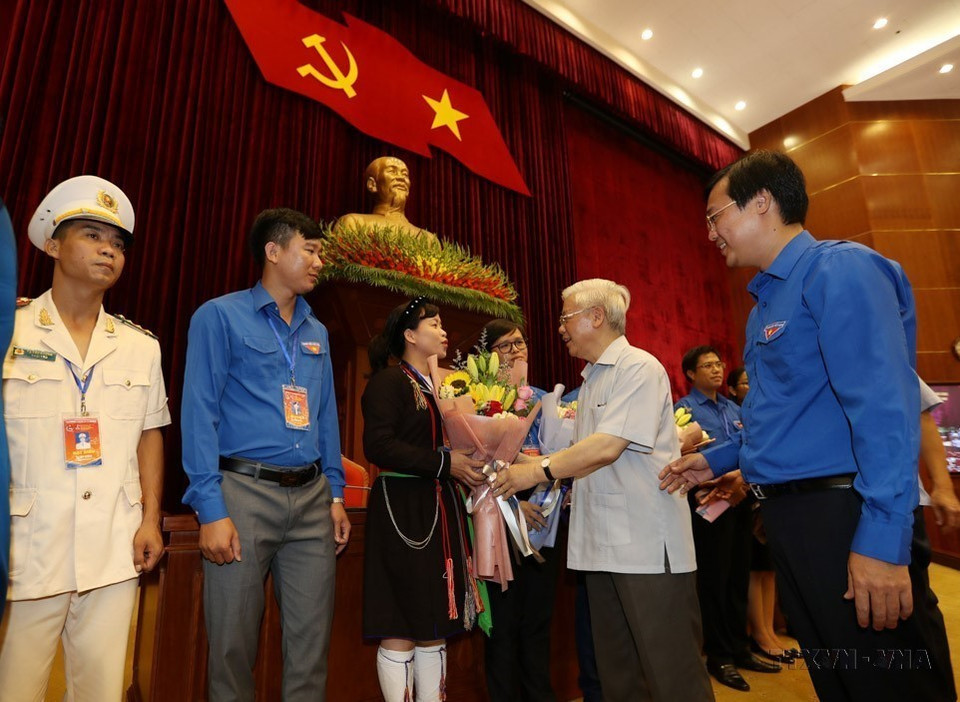 2019年8月27日，越共中央总书记、国家主席阮富仲会见全国优秀青年党员，并向他们赠送鲜花。图自越通社