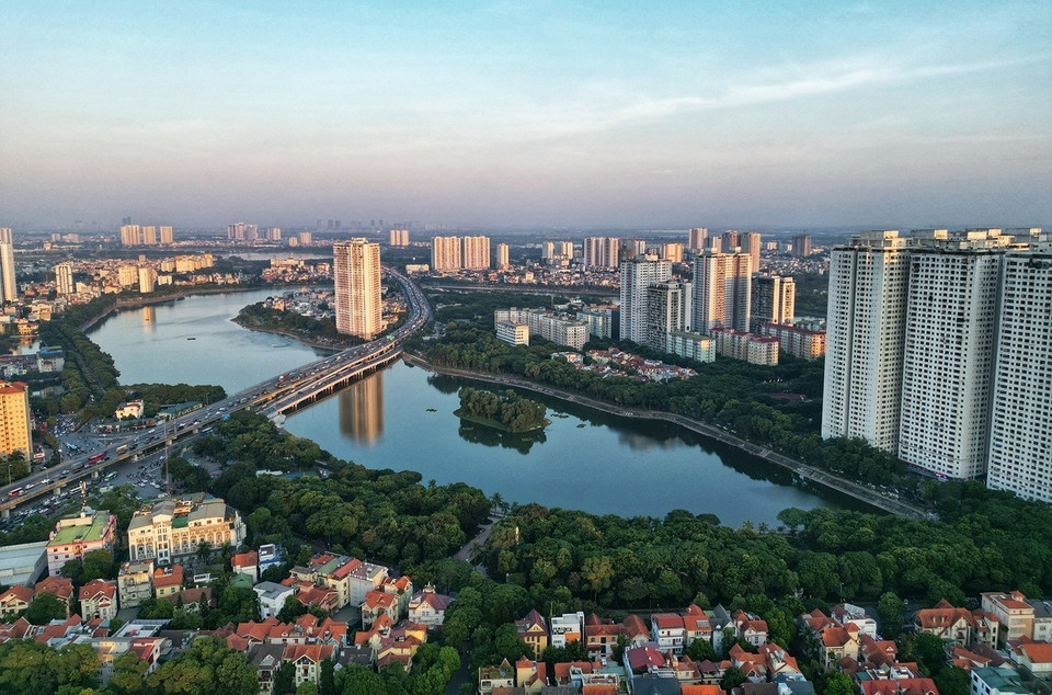 灵潭湖的湖面面积为74公顷，碧绿的湖水与繁华的新城区交相辉映，勾勒出诗意盎然、风景如画的画圈。图自越通社