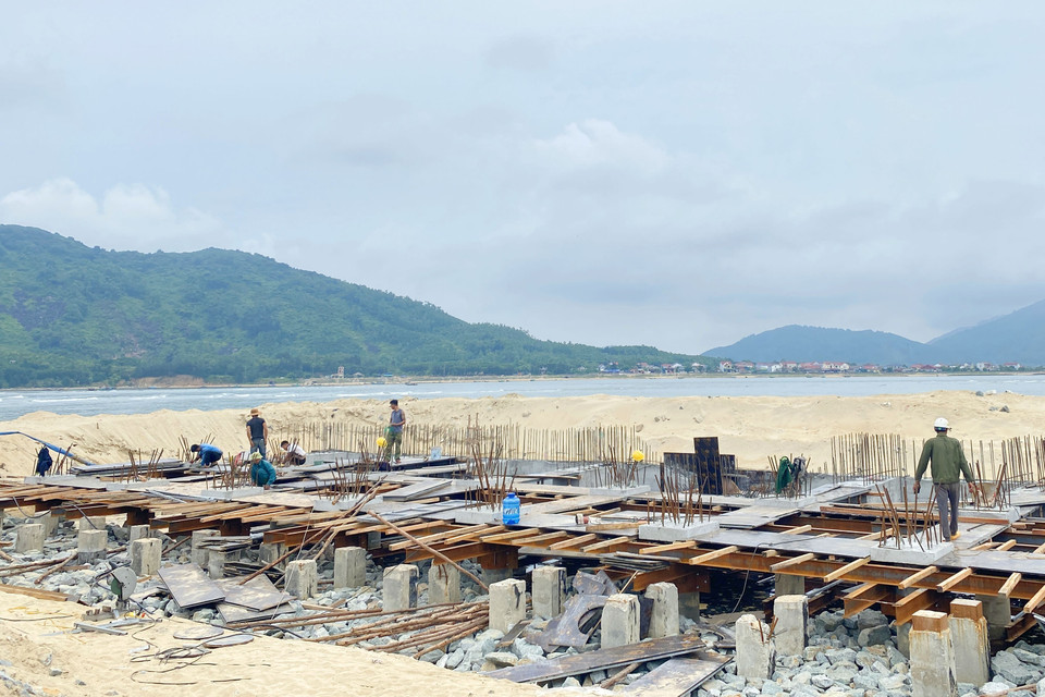 锦川县门让渔港码头已经完成钢骨混凝土柱安装。图自越通社