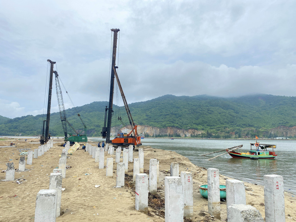 对乐河县石金渔港疏浚改造工程进行安装钢骨混凝土柱。图自越通社