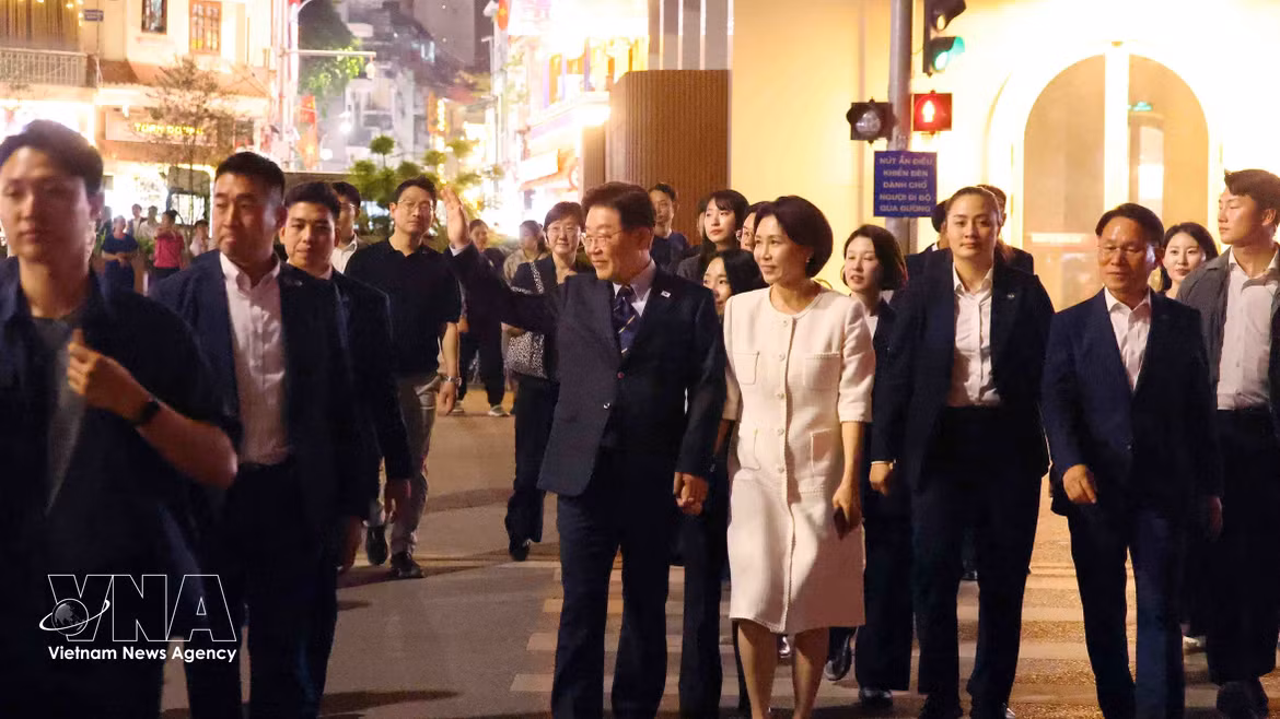 韩国总统李在明偕夫人在还剑湖畔漫步