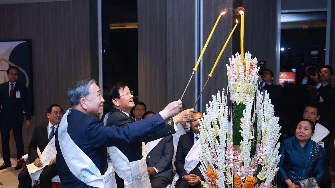 越南党和国家领导人出席老挝传统的栓线祈福仪式