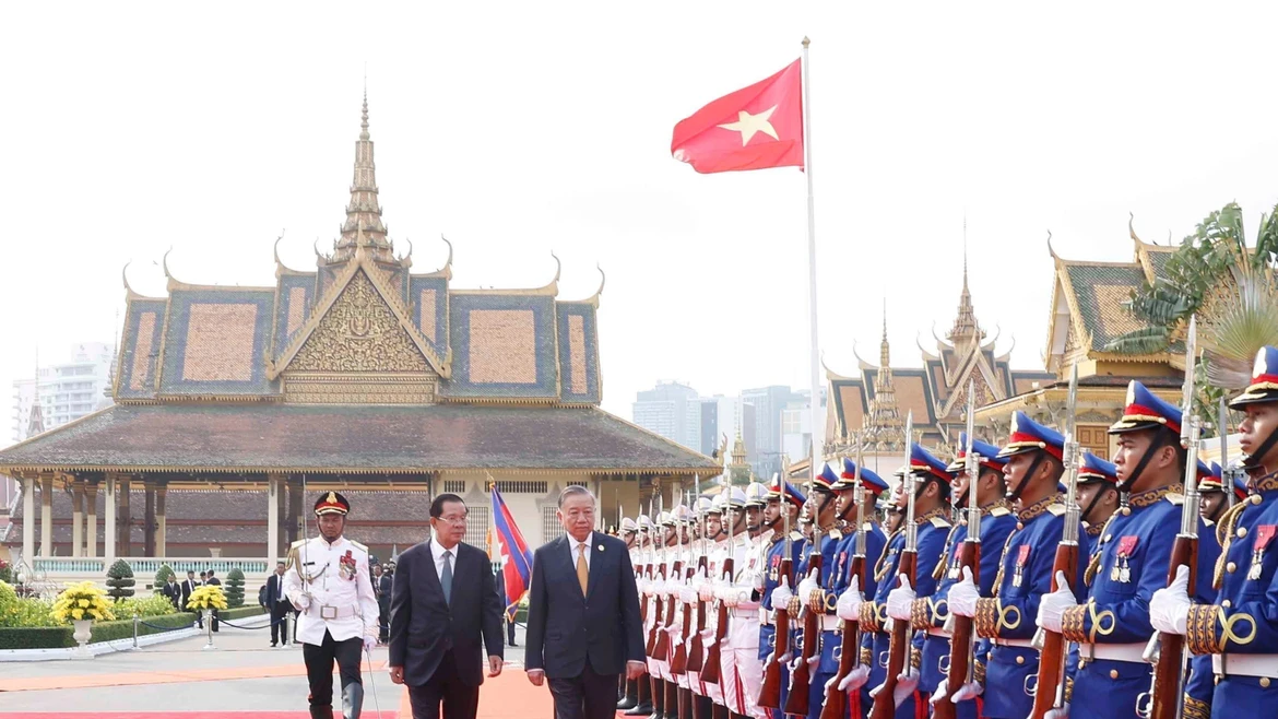 越共中央总书记苏林的欢迎仪式在金边隆重举行