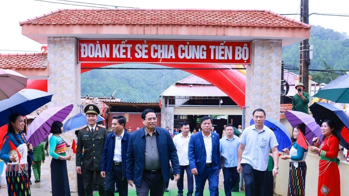 越南政府总理范明政出席清化省安姜乡九年一贯制寄宿学校的奠基仪式