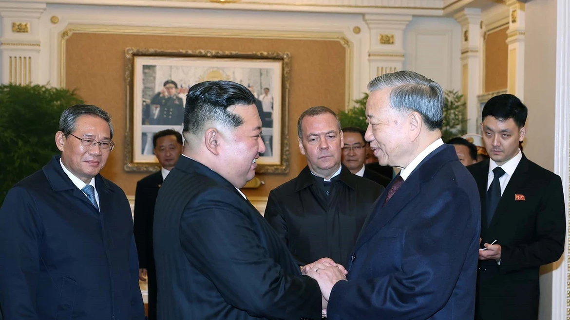 越共中央总书记苏林出席朝鲜劳动党建党80周年阅兵式