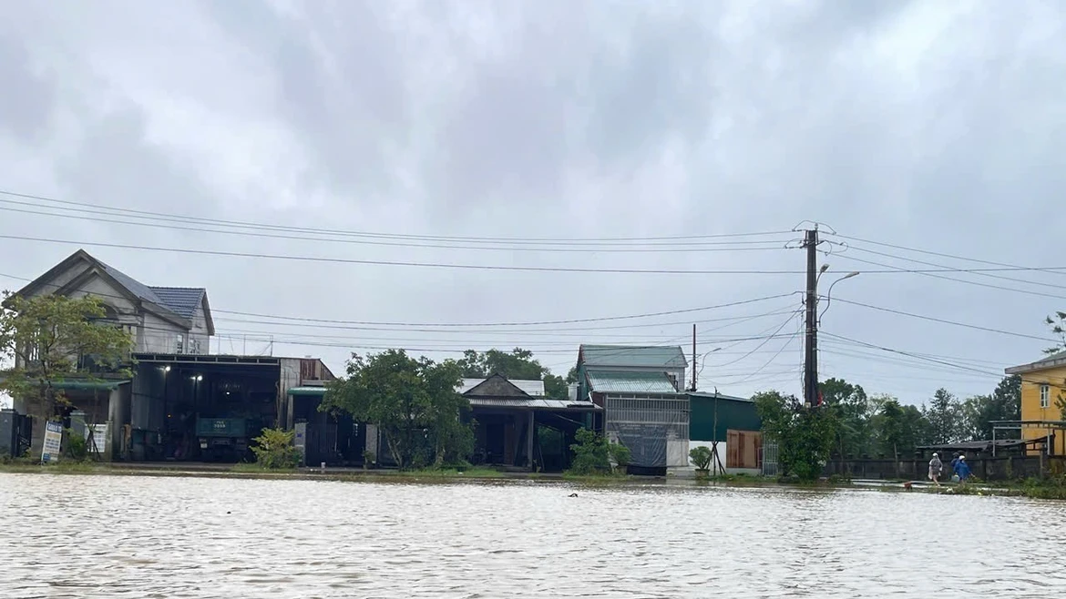 顺化市中心若干道路被淹没 山区部分道路上发生山体滑坡