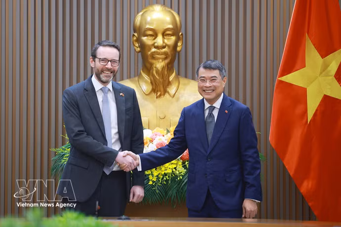 越南政府总理黎明兴会见大不列颠及北爱尔兰联合王国驻越南大使伊恩·弗鲁。图自越通社