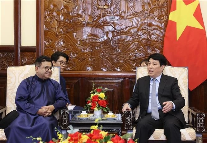 越南国家主席梁强会见前来拜别的智利大使塞尔吉奥·纳雷亚·古兹曼。图自越通社