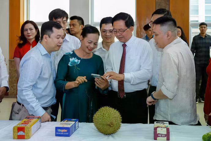 越南政府副总理胡国勇体验农产品溯源系统。图自越民报