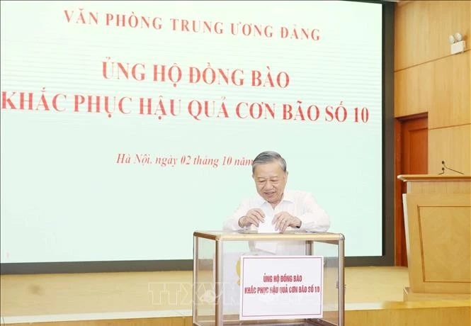 越共中央总书记苏林参加慈善一日捐活动。图自越通社