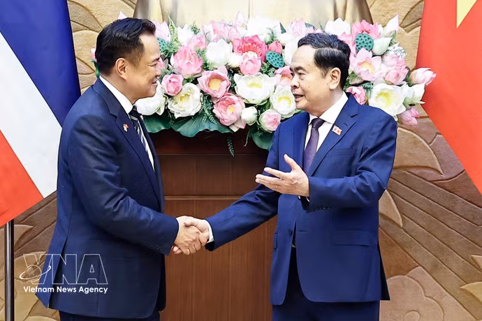 越南国会主席陈青敏与泰国总理阿努廷·参威拉军。图自越通社
