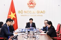 越南外交部副部长阮孟强同菲律宾外交部副部长艾雷拉·林通电话。图自外交部