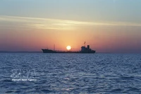 油轮停泊在霍尔木兹海峡（Hormuz）格什姆岛（Qeshm）近海区域。图自越通社