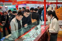 参观者选购博览会上的产品。图自越通社