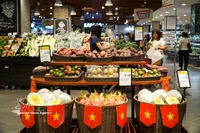 在马来西亚永旺超市入口处摆放越南商品。图自越通社