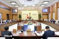 国会常委会召开一场会议。图自越通社