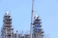 西贡圣母大教堂两座重达800多公斤的镀金十字架已成功安装在约60米高处的锌制塔尖上。图自越通社