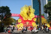 节庆期间举办的“马蹄迎春”艺术展以“梅花马”为形象，传达了新春伊始万象更新的精神以及在新的一年里奋发向上的渴望。图自越通社