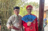 外国外交官体验越南传统奥黛与头巾。图自越通社