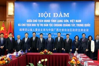 越南谅山省委副书记、省人民委员会主席阮景全与中国广西壮族自治区党委副书记、自治区人民政府主席韦韬会谈。图自越通社