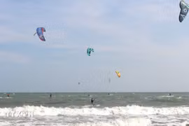 美奈风筝冲浪、帆板冲浪、划桨板（SUP）等运动不仅吸引大量国际游客，还为当地旅游业带来可持续发展的新方向。图自越通社