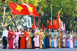 庆祝首都解放 70 周年（1954年10月10日 – 2024年10月10日），首都人民群众举行升旗仪式、齐唱国歌，重现1954年10月10日河内首次升旗仪式场景。图片来源：越通社