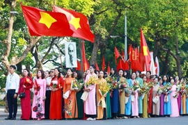 庆祝首都解放 70 周年（1954年10月10日 – 2024年10月10日），首都人民群众举行升旗仪式、齐唱国歌，重现1954年10月10日河内首次升旗仪式场景。图片来源：越通社