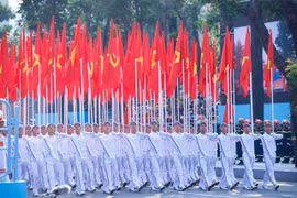 纪念南方解放、国家统一50周年庆典暨阅兵和群众游行上的国旗党旗方阵。图自越通社