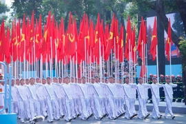 纪念南方解放、国家统一50周年庆典暨阅兵和群众游行上的国旗党旗方阵。图自越通社
