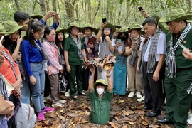 胡志明市司令部和老战士协会于2022年10月29日在古芝地道历史遗迹区举行2022年“胡志明市老战士、嘉定团战士与老挝和柬埔寨两国大学生”友好交流活动。图片来源：越通社